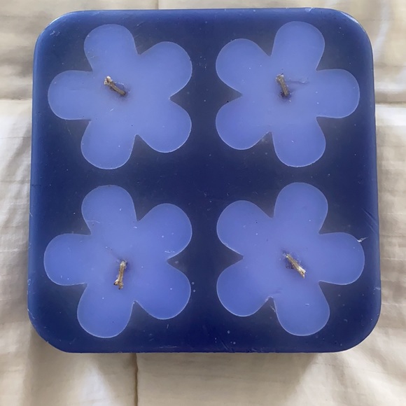 Pottery Barn daisy collection blue candle